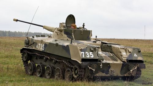 Măsuri disperate: Parașutiștii ruși „blindează” IFV-urile cu un material cancerigen în încercarea de a cuceri orașul Kosteantînivka