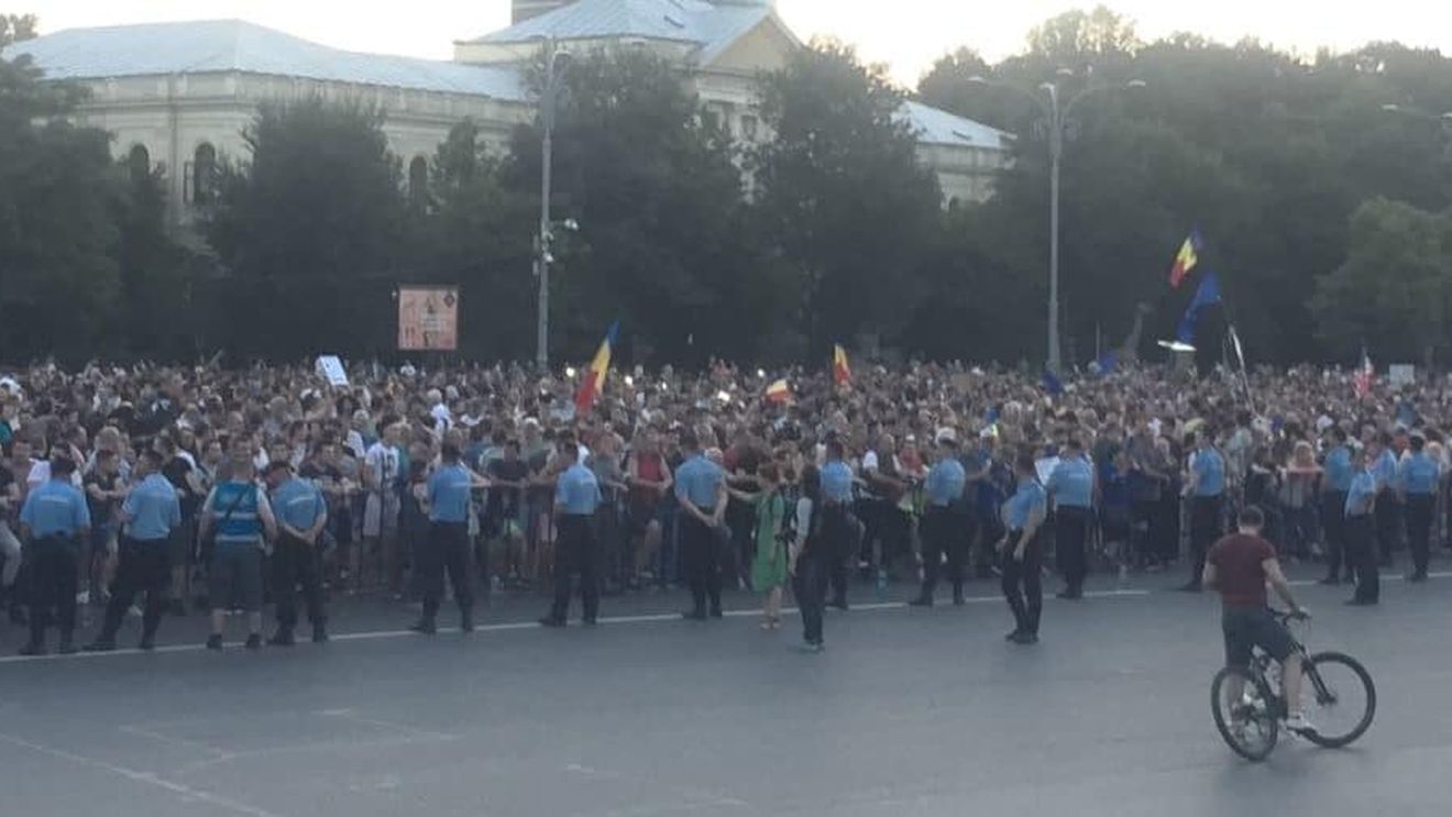 VIDEO Scene violente în Piața Victoriei. Jandarmii au extras mai mulți protestatari din mulțime
