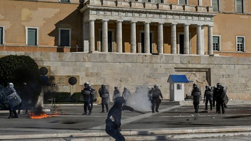 VIDEO Nouă zi de protest după catastrofa feroviară din Grecia: Ciocniri violente la Atena. Manifestanţii au aruncat cu cocktail-uri Molotov în faţa Parlamentului, poliţia a ripostat cu gaze lacrimogene