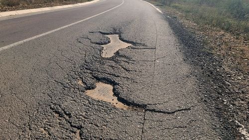 VIDEO Cum arată un drum asfaltat cu 17 milioane de euro de la UE, la un an de la finalizarea lucrărilor: Deja peticit în mai multe locuri, cu gropi și ”valuri” pe un tronson de 20 kilometri/ Explicațiile Consiliului Județean Tulcea (galerie foto)