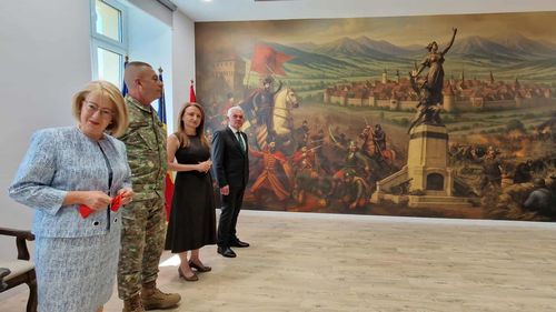 „Fresca” cu istoria Sibiului, realizată cu AI, inaugurată la Centrul NATO din municipiu, criticată de istorici. ”E rezultatul analfabetismului funcțional generalizat” / Graficianul Radu Olteanu: ”O lipsă gravă de respect pentru toți privitorii”