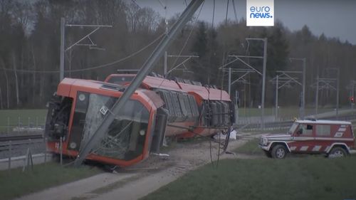 VIDEO Elveția: 15 persoane rănite, după ce două trenuri regionale au deraiat aproape simultan