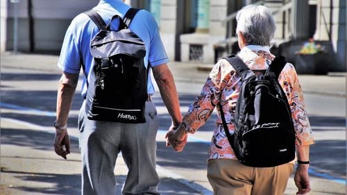 Seniorii şi bucuria de a călători. Cât costă o vacanță dedicată vârstnicilor cu avion și ghid. „Le place foarte mult”