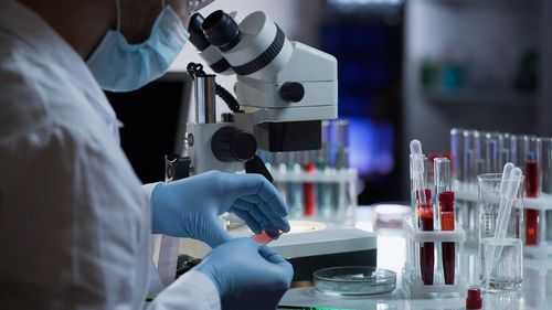 Noi studii clinice referitoare la medicamente antivirale orale pentru COVID, anunțate de Pfizer şi Merck & Co