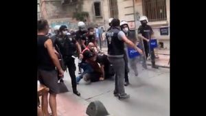 Zeci de jurnalişti au manifestat la Istanbul şi Ankara după arestarea brutală a unui fotograf AFP care relata de la marşul Pride