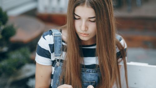 Adolescenții participanți la un studiu au petrecut un sfert din orele de la școală pe telefon / Cele mai populare cinci aplicații și activități