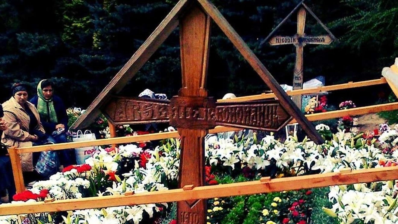 Adevărul: Puhoi de pelerini la mormântul lui Arsenie Boca de la Mănăstirea Prislop. Vizitatorii au lăsat mormane de bani în urmă, afacerile locale au profitat din plin