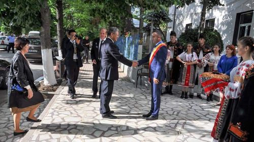 Ambasadorul Chinei a vizitat Teleormanul împreună cu Darius Vâlcov pentru discuții despre investiții. Cu ce se laudă județul lui Dragnea: ”Are mult soare, tradiție legumicolă și resurse umane abundente”