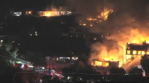 Înotătorul american Gary Hall Jr și-a pierdut toate cele zece medalii olimpice în incendiile care devastează oraşul Los Angeles