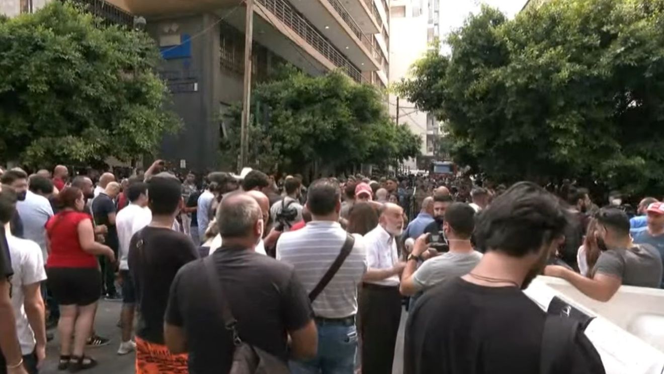 Un libanez a luat ostatici angajații unei bănci pentru a-și recupera economiile