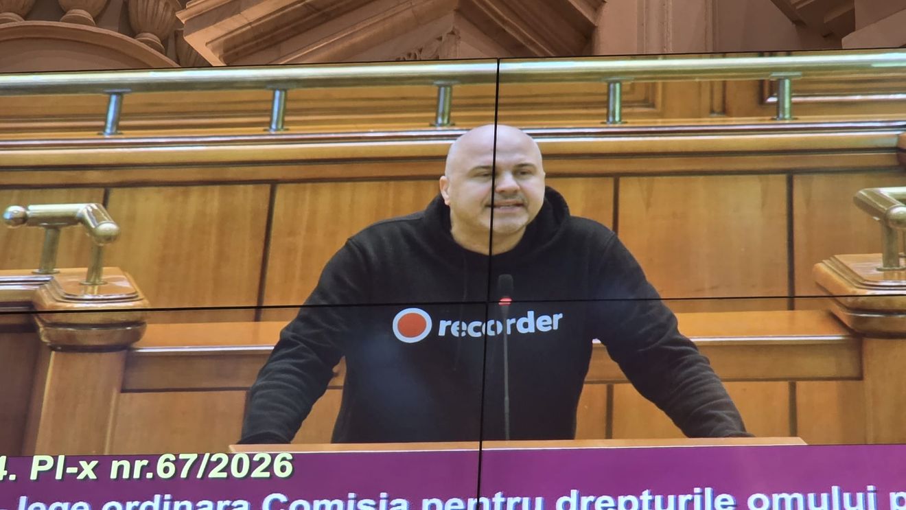 Grindeanu în plenul Camerei Deputaților, către deputatul USR Emanuel Ungureanu, îmbrăcat cu un hanorac inscripţionat pe piept „recorder”: Nu vă mai dau cuvântul dacă veniţi în continuare îmbrăcat altcumva decât în sacou