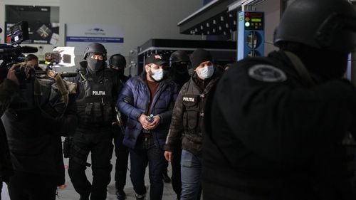 FOTO Bebe Cămătaru, fiul interlopului Sile Cămătaru, a fost extrădat din Germania și adus în țară, vineri noaptea, sub escorta poliției