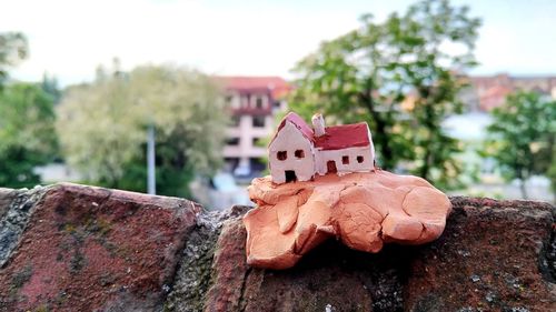 De Paște, în Sibiu, se vânează case, nu ouă / Zeci de căsuțe de lut au fost ascunse de un artist / ”Voiam doar să vă spun să nu uitați să fiți copii, măcar din când în când”