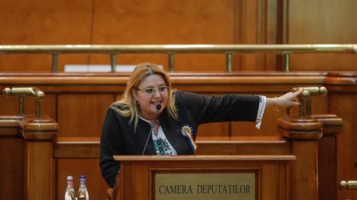 Șoșoacă a refuzat să poarte mască în plenul Senatului și i-a transmis un salut lui Viktor Orban, premierul Ungariei