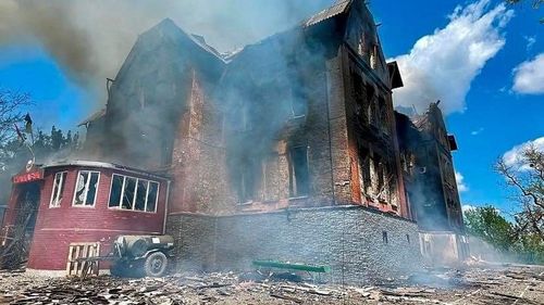 FOTO&VIDEO: O școală din regiunea Lugansk, care a supraviețuit celor două războaie mondiale, a fost distrusă de bombardamentele rusești