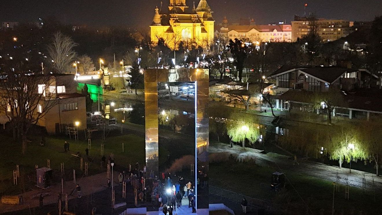 VIDEO&FOTO Portalul Libertății, spectaculoasa instalație a britanicilor de la Lucid Creates dedicată Revoluției din 1989. Este cea mai mare instalație de lumină expusă vreodată în România