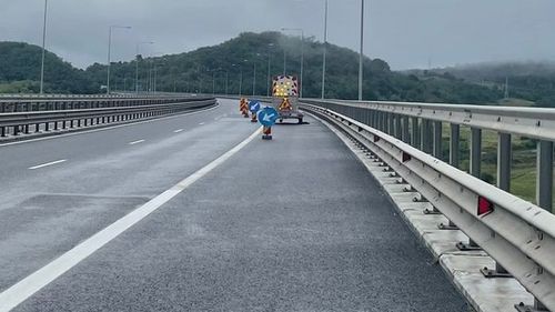CNAIR anunţă lucrări de reparaţie temporară pe Autostrada Sibiu – Deva, la groapa apărută la Sălişte, unde mai multe mașini au fost avariate
