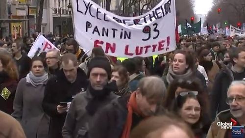Zeci de mii de protestatari au ieșit din nou pe străzi în Franța împotriva reformei sistemului de pensii: Peste 120 de mii la Paris și în aproape 30 de orașe
