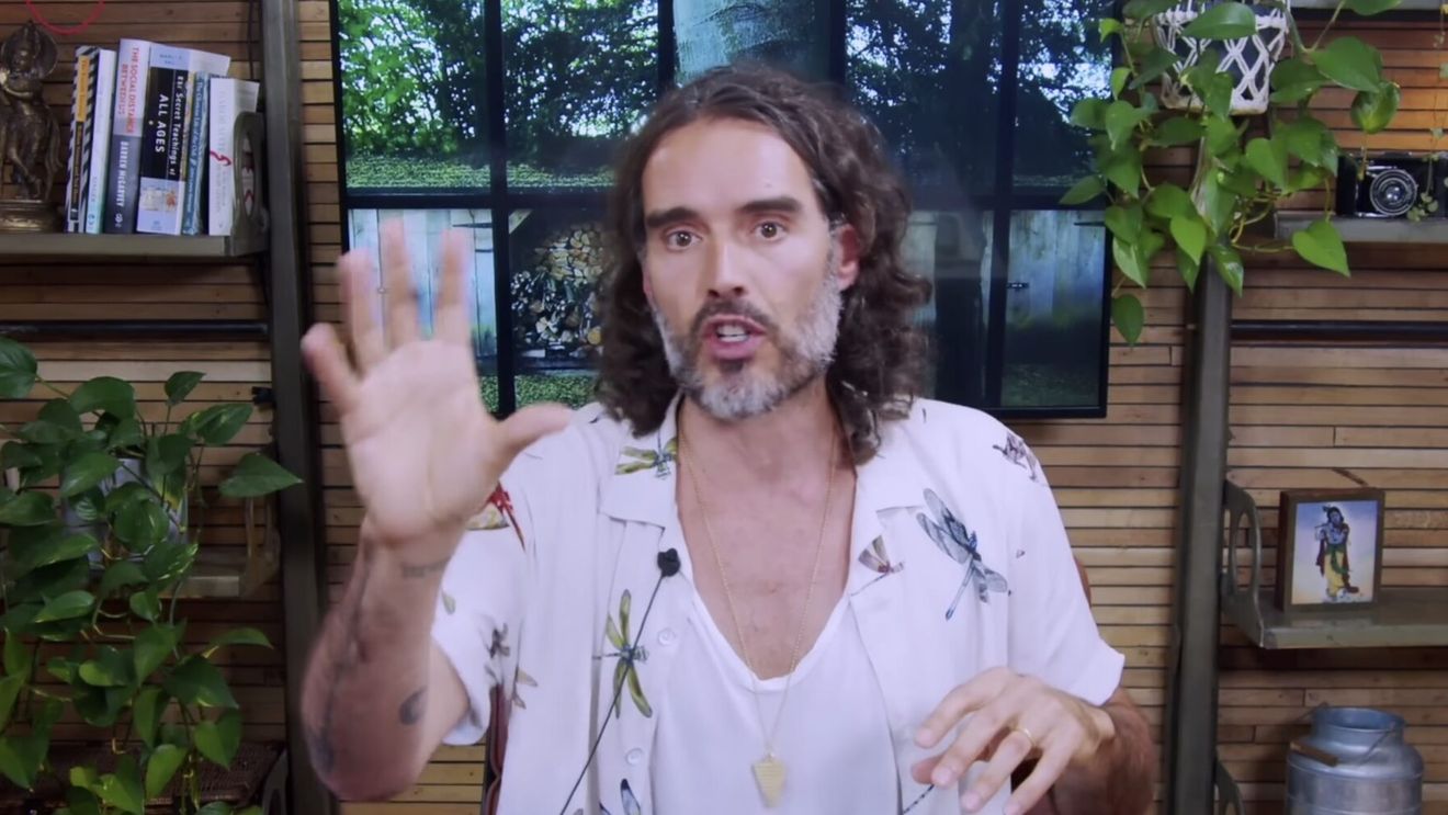 VIDEO YouTube suspendă monetizarea pe canalele influentului comediant Russell Brand, care se confruntă cu multiple acuzații de agresiune sexuală / Actorul neagă acuzațiile care i se aduc