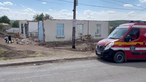 Doi botoșăneni, striviți de peretele unei foste școli / Unul a murit, iar celălalt se află în stare gravă / Școala urmează să fie transformată în centru social, cei doi lucrau la reabilitarea clădirii