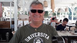 EXCLUSIV Un fost colonel SIE este acuzat de CNSAS de poliție politică în regimul comunist. După 1990, a ocupat posturi în mai multe ambasade, iar presa de investigație a susținut că, deși spion, lucra sub acoperire pentru un mare dezvoltator imobiliar