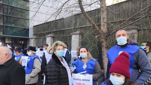 Câteva zeci de sindicaliști protestează la Ministerul Muncii și cer salariu minim pe economie de 2.400 de lei brut