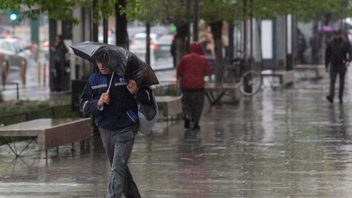 Meteorologii anunţă instabilitate atmosferică temporar accentuată în cea mai mare parte a ţării, sâmbătă / Cum va fi vremea în Bucureşti -