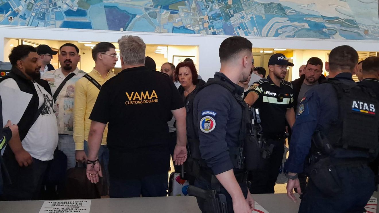 FOTO VIDEO: Protest pe Aeroportul Timișoara: vameșii au oprit controalele timp de două ore / Pasageri nemulțumiți că trebuie să aștepte au forțat intrarea în țară sub privirile autorităților