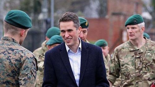 Premierul britanic Theresa May l-a demis pe ministrul Apărării din cauza implicării acestuia în scurgeri de informații referitoare la posibila participare a Huawei la rețeaua 5G din Regatul Unit