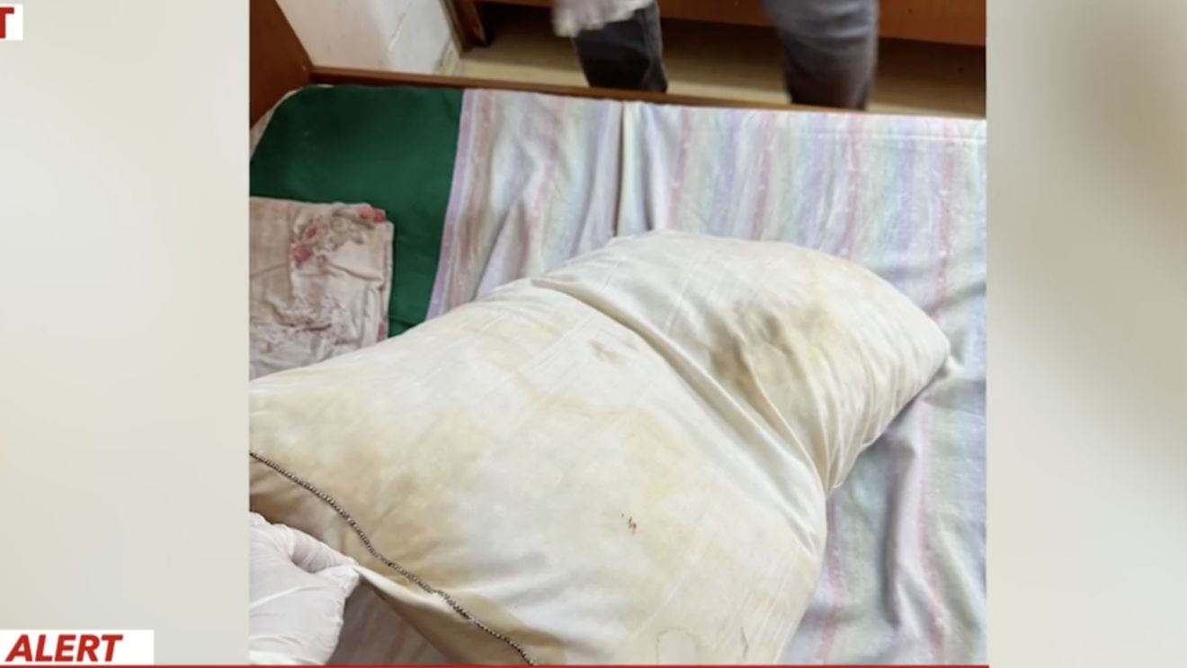 50 de persoane cu handicap fizic şi mental, înghesuite într-un centru cu capacitate de 32 de locuri în județul Neamț / Beneficiarii, ţinuţi în mizerie, fără haine de schimb, pe paturi degradate / Niciun aparat de aer condiţionat