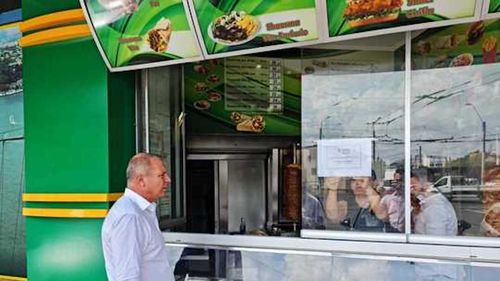 Amenzi de 17.000 de lei, date de comisarii ANPC la un fast-food din Sectorul 2 din Bucureşti/ Au fost găsiţi gândaci şi alimente stricate  
