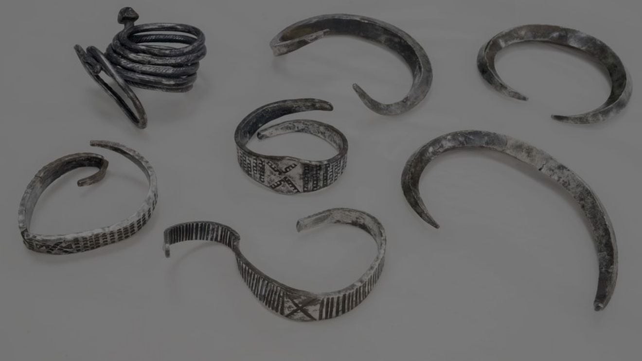 O comoară vikingă milenară, descoperită în Danemarca: Sunt exemplare foarte vechi, care leagă Scandinavia și în special Aarhus de Est și de Vest