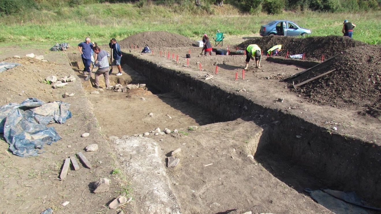 Voluntari din patru ţări europene cercetează situl castrului roman de la Micia, unul dintre cele mai importante din Dacia Romană / ”Încercăm să-i învăţăm cultura şi civilizaţia românească”