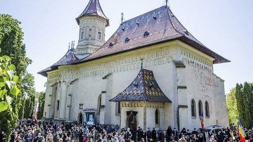 Stareţul Mănăstirii Putna din Suceava cere credincioşilor să se roage pentru românii din Cernăuţi, care „trăiesc vremuri dificile”