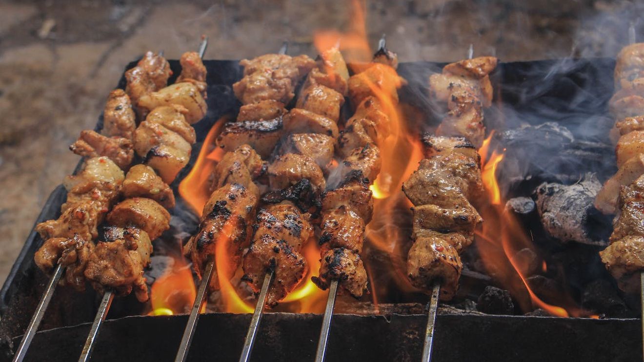 Frigărui din carne de pui livrate din România, depistate cu Salmonella în Olanda
