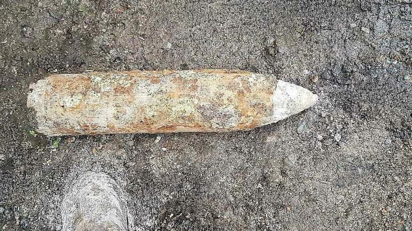 Un bărbat din Giurgiu a găsit un proiectil vechi pe câmp și l-a dus acasă/ Rudele au anunțat autoritățile
