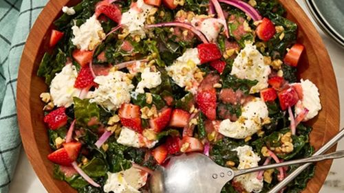 Rețete rapide și delicioase pentru vară selectate de New York Times din gastronomia internațională. Idei și combinații gata în timp record, de la 5 la 30 de minute, cu ingrediente de sezon