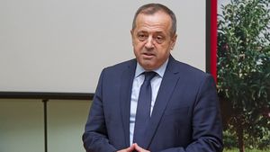 Sovietul Suprem de la Tiraspol îl propulsează drept premier al regiunii nerecunoscute Transnistria pe un fost șef de brutărie, Alexander Rozenberg. Lupte subterane între diferite facțiuni din Transnistria