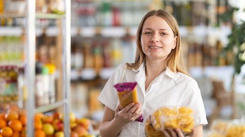 Atenție la etichetă! Cum evităm gustările „aparent sănătoase”