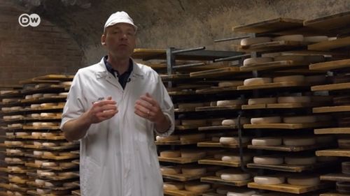 VIDEO Franța stă pe un munte de brânză / Cine vrea să facă un bine țării, să consume brânzeturi