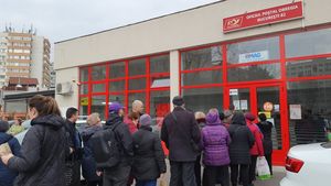 FOTO Cozi la oficii poștale pentru cardurile de energie / Achitarea facturilor se poate face online sau la poștă / Marcel Boloș: 347.000 de beneficiari sunt în situaţia în care primesc începând de astăzi cardul de energie