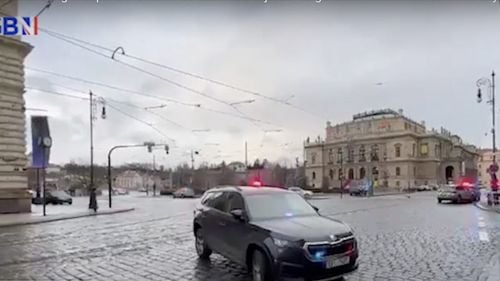 VIDEO Imagini cu asaltul poliției în universitatea din Praga pentru prinderea atacatorului. Acesta  s-a sinucis pe acoperiş, după ce şi-a dat seama că era înconjurat, anunţă poliţia