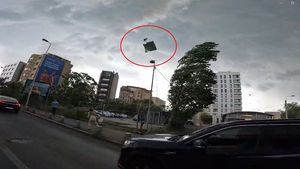 VIDEO Imagini cu furtuna din București: ușă rotativă smulsă de vânt și acoperiș de tablă care a aterizat în Dâmbovița