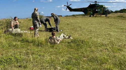 Aflat la un exercițiu, un echipaj al Forțelor Aeriene Române a identificat o tânără rănită într-o zonă greu accesibilă din Masivul Ceahlău