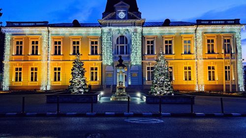 USR Râmnicu Vâlcea acuză conducerea municipalităţii de "irosirea banului public" prin angajarea de consilieri personali