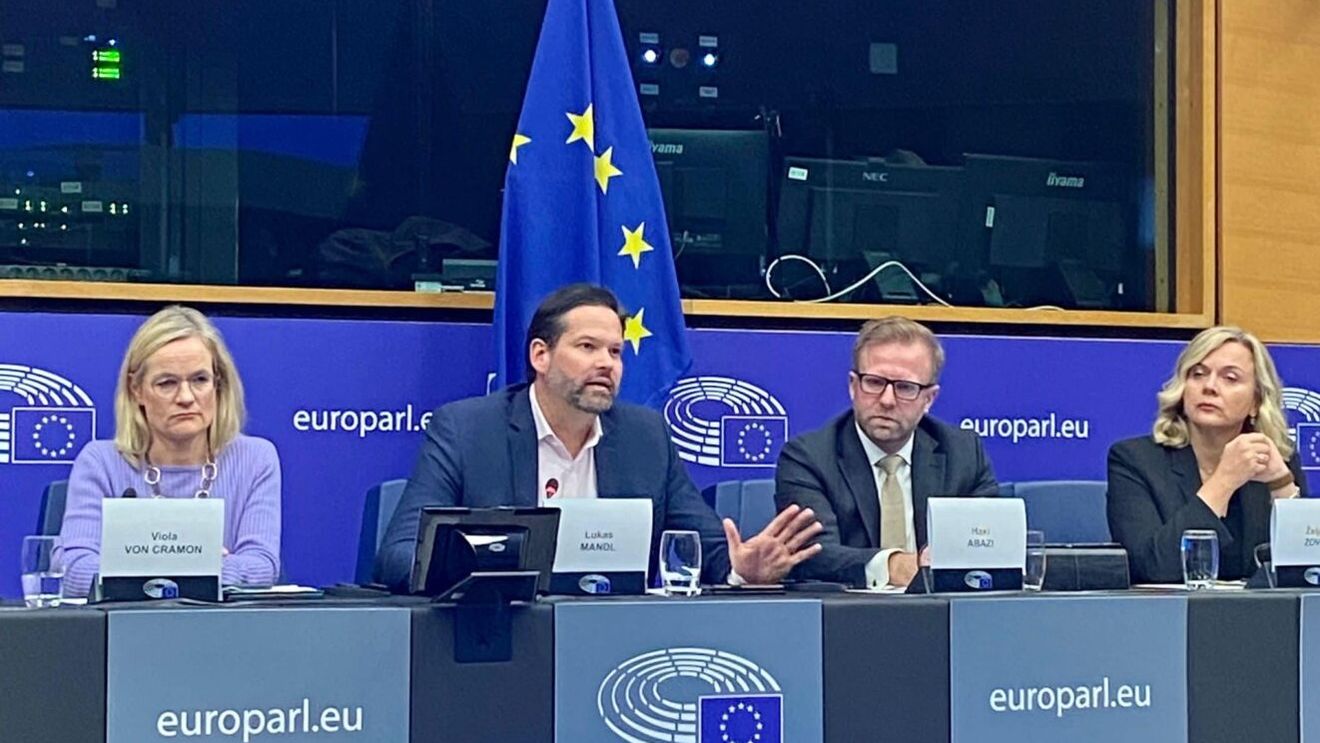 Austriacul Lukas Mandl, întrebat în Parlamentul European dacă „valul” de migranți nu trece și prin Croația. El a evitat un răspuns direct, învinovățind Comisia Europeană pentru faptul că nu a avut pe agendă problema migrației pe ruta Balcanilor de Vest