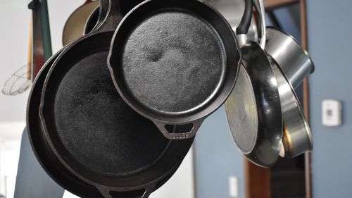 Tigăile din fontă au devenit extrem de populare / Ce este asezonarea, procesul care adaugă suprafață antiaderentă / Utilizatoare din România: Deși încă nu ne-am împrietenit, tigaia mi-a devenit dragă