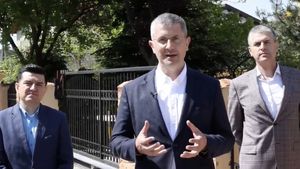 Dan Barna, în comuna Dobroești, după ce primarul PSD a refuzat să anuleze protocolul încheiat cu orașul chinez Nantong, în urma scandalului pe tema secțiilor de poliție chineze: „Să-l treziți pe primar la realitate, dle Ciolacu, și să anuleze acest protocol al rușinii”