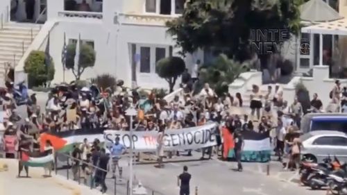 VIDEO Manifestanţi pro-palestinieni au împiedicat 1.600 de turişti israelieni să debarce pe o insulă din Grecia
