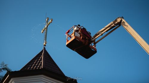 Arhiepiscopul Tomisului, ridicat cu macaraua deasupra unei biserici, pentru a-i sfinți crucea